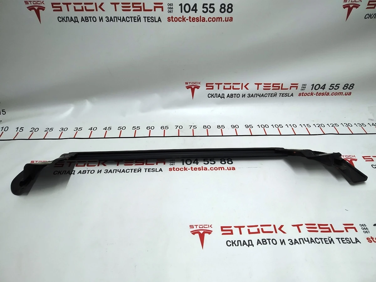 1 Ущільнювач скла внутрішній двері задніх лівих Tesla model 3 1090503-00-F
