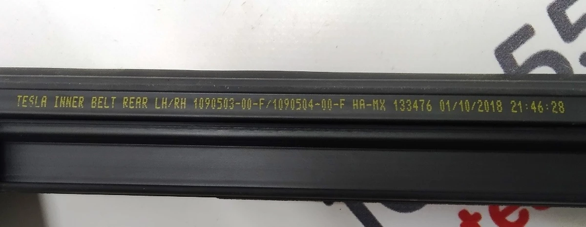 1 Ущільнювач скла внутрішній двері задніх лівих Tesla model 3 1090503-00-F