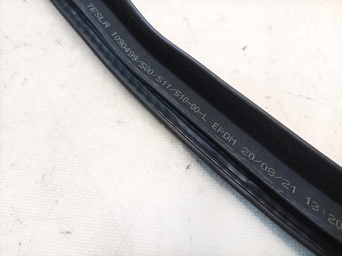 2 Ущільнювач дверного отвору заднього правого з пошкодженням Tesla model 3 1090510-00-L