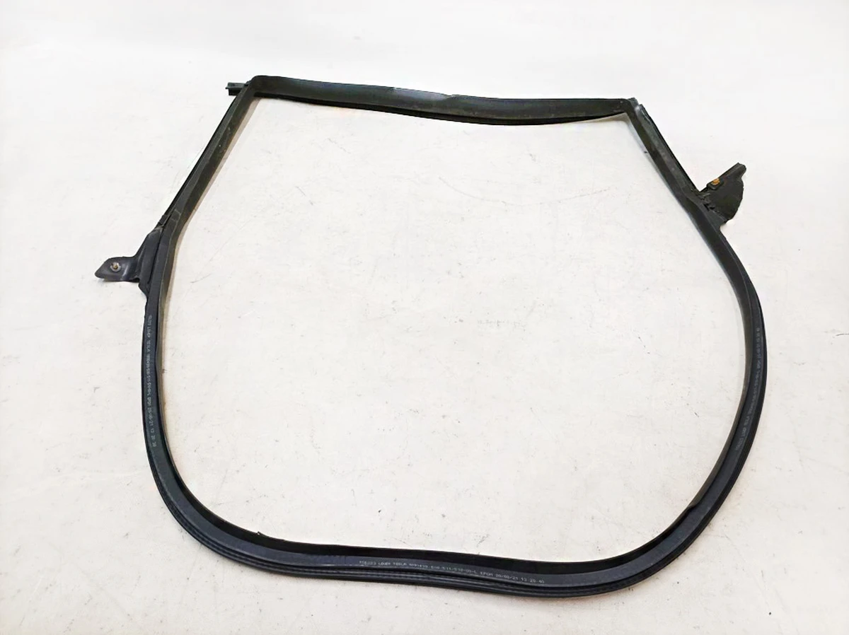 2 Ущільнювач дверного отвору заднього правого з пошкодженням Tesla model 3 1090510-00-L