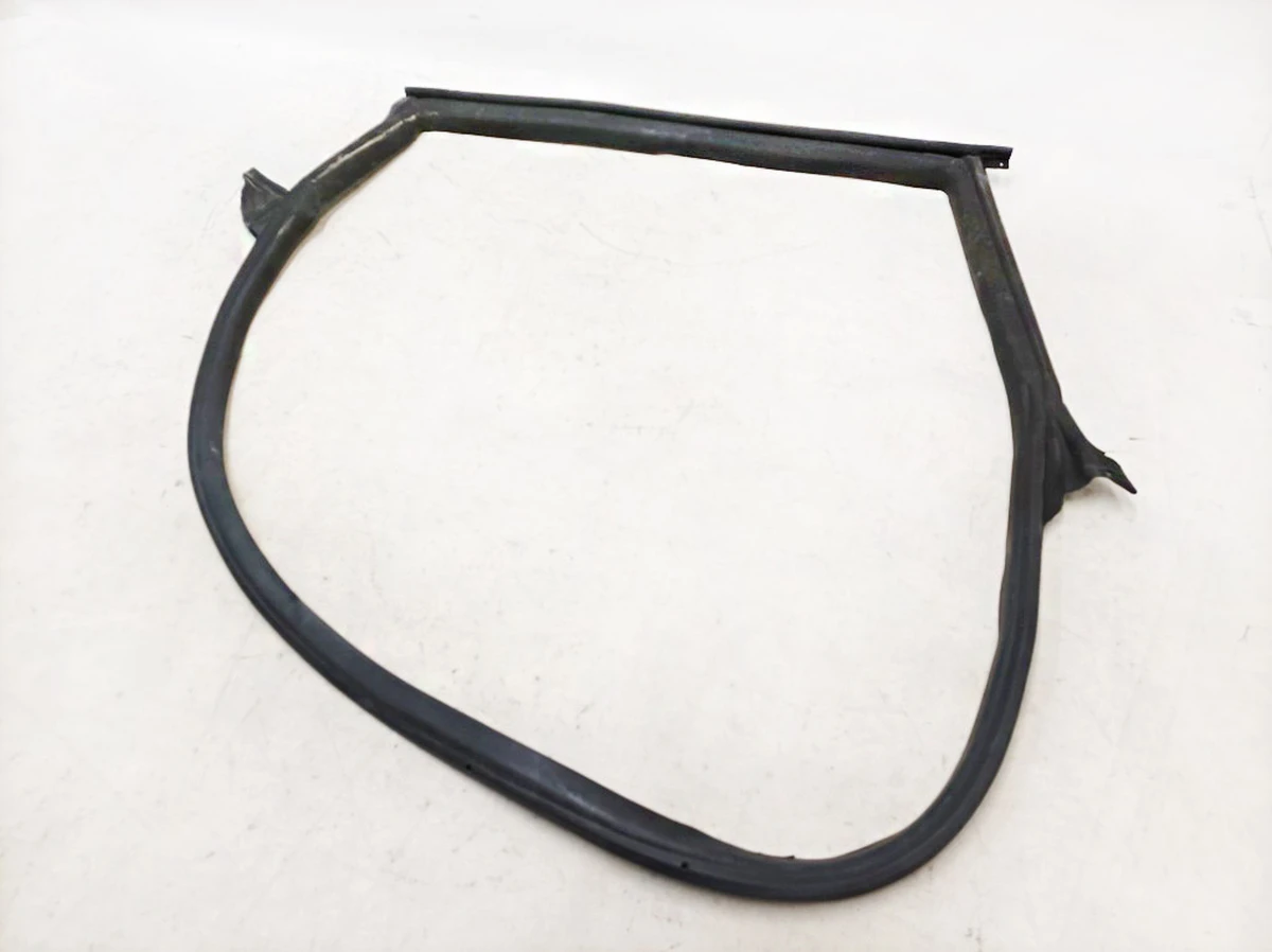 2 Ущільнювач дверного отвору заднього правого з пошкодженням Tesla model 3 1090510-00-L