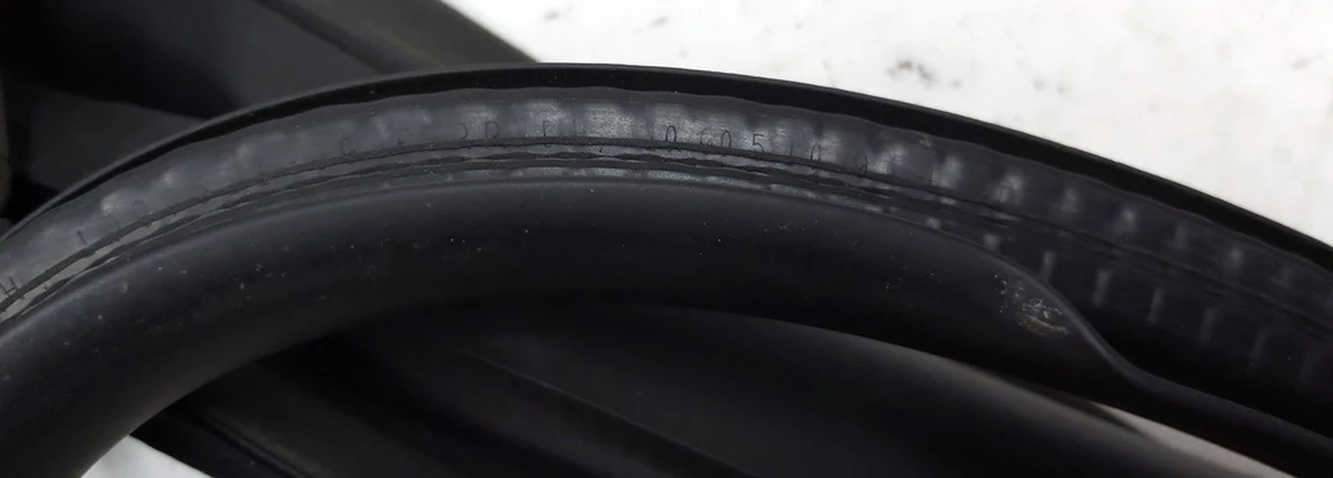 2 Уплотнитель дверного проёма заднего правого Tesla model 3 1090510-00-K