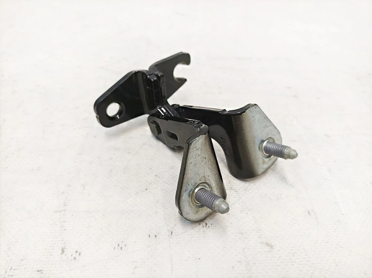 1 Петля двери задней левой верхняя PBSB с повреждением Tesla model 3 11091333-00-F