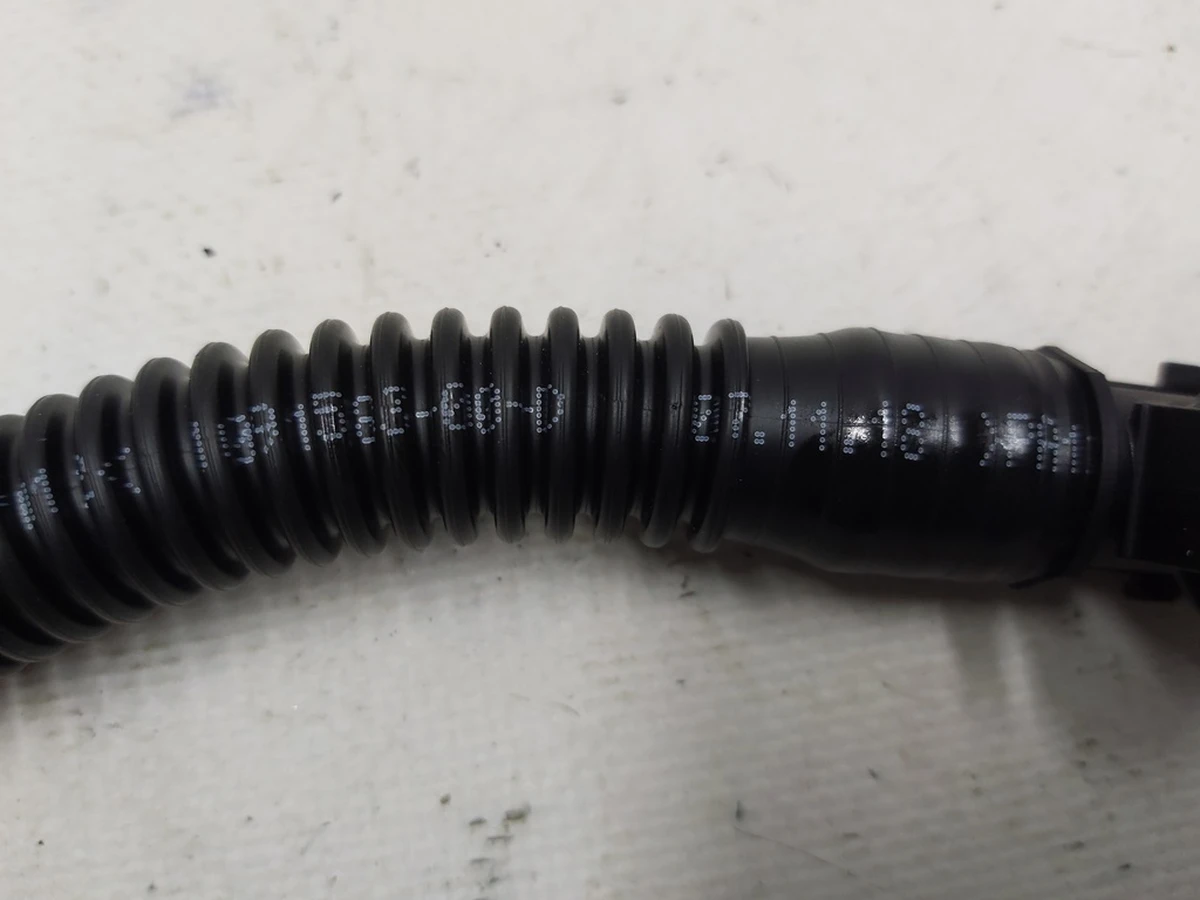 Патрубок системи охолодження основної батареї MR у зборі Tesla model 3 1091583-00-D