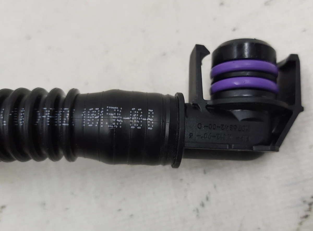 Патрубок системы охлаждения основной батареи с повреждением Tesla model 3 1091584-00-B