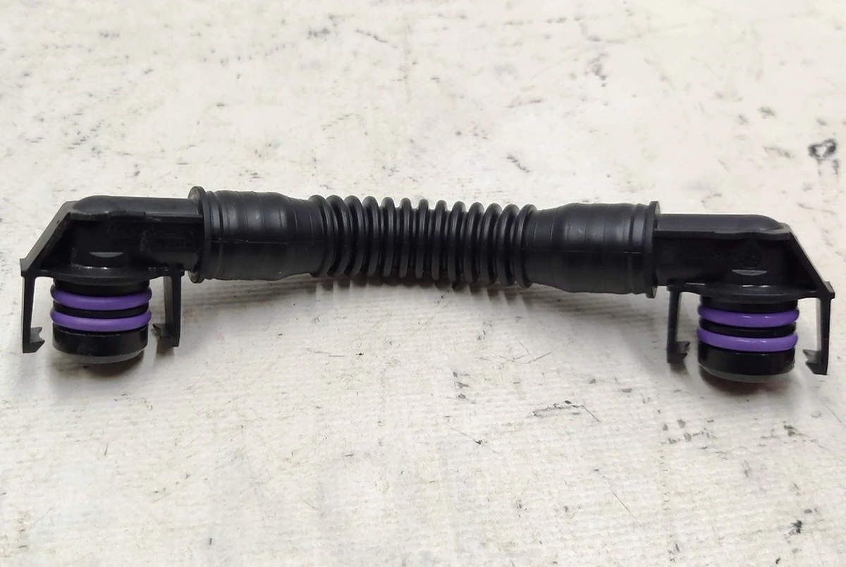 Патрубок системы охлаждения основной батареи с повреждением Tesla model 3 1091584-00-B