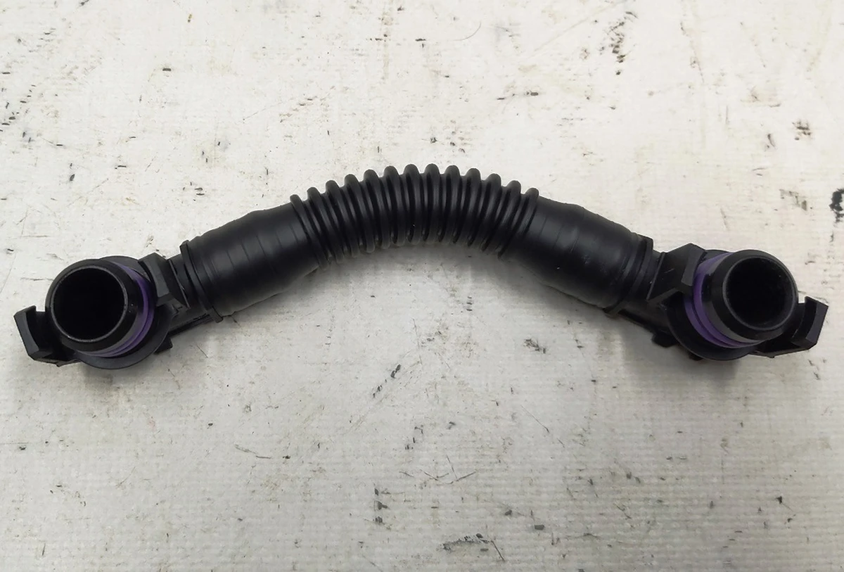 Патрубок системы охлаждения основной батареи с повреждением Tesla model 3 1091584-00-B