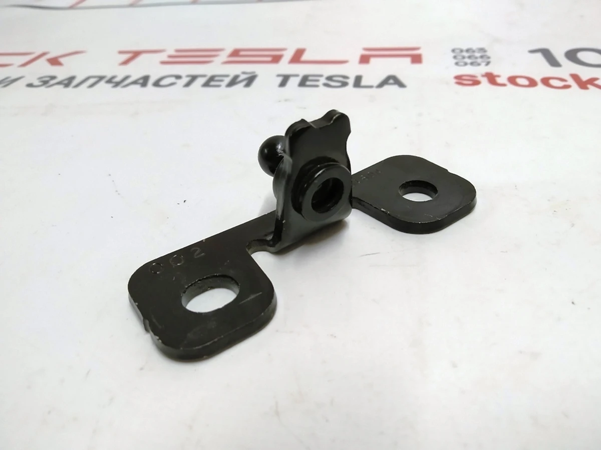 1 Кронштейн амортизатора капота верхний левый правый Tesla Model 3 1091870-00-B