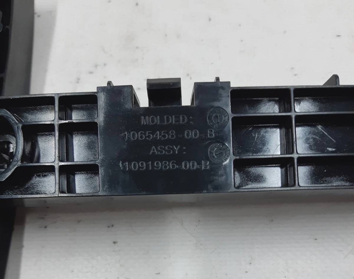 4 Кронштейн лівого кріплення заднього бампера з пошкодженням Tesla model S, model S REST 1091986-00-B