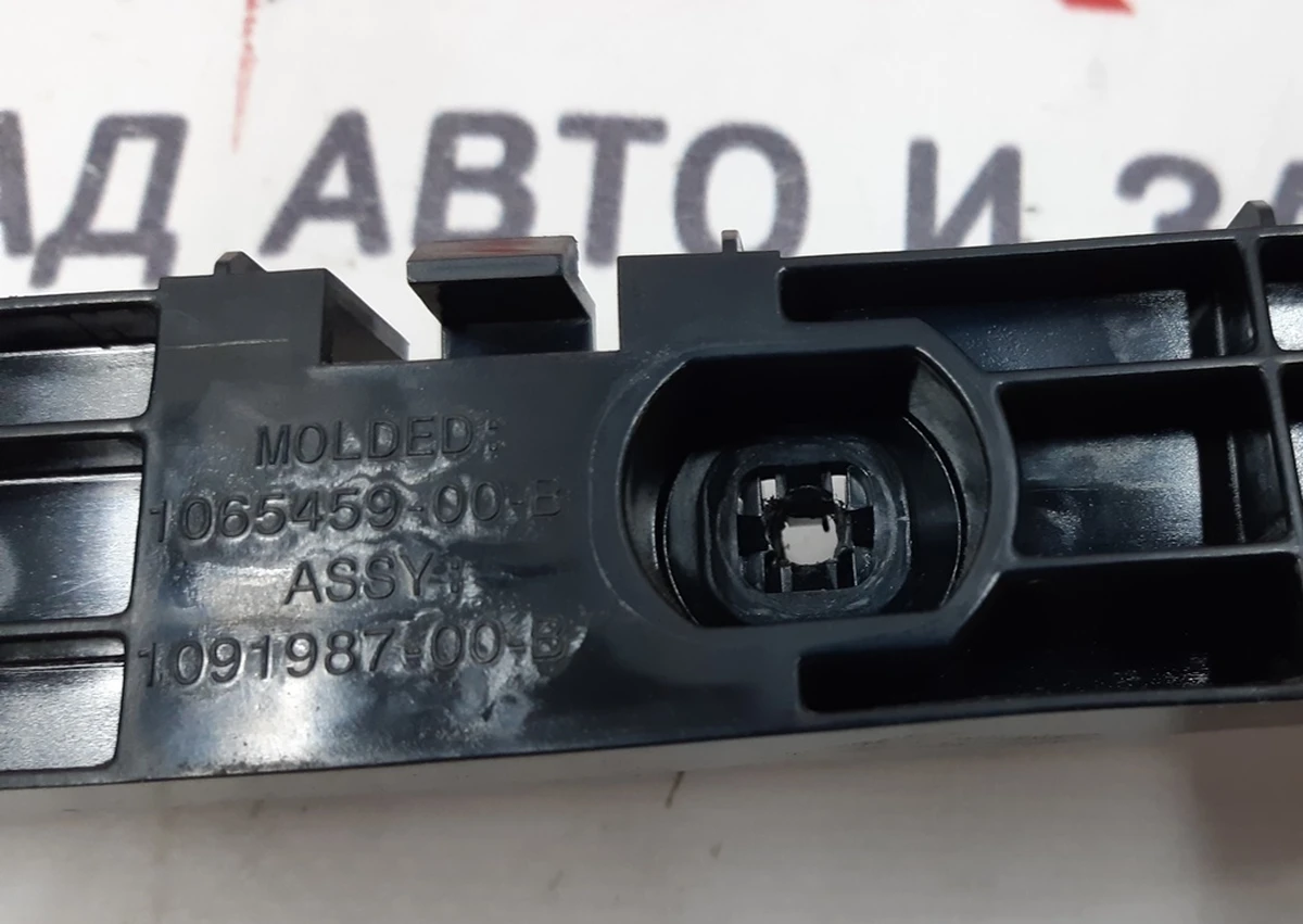 5 Rear bumper mounting bracket right with damage Tesla model S, model S REST 1091987-00-C