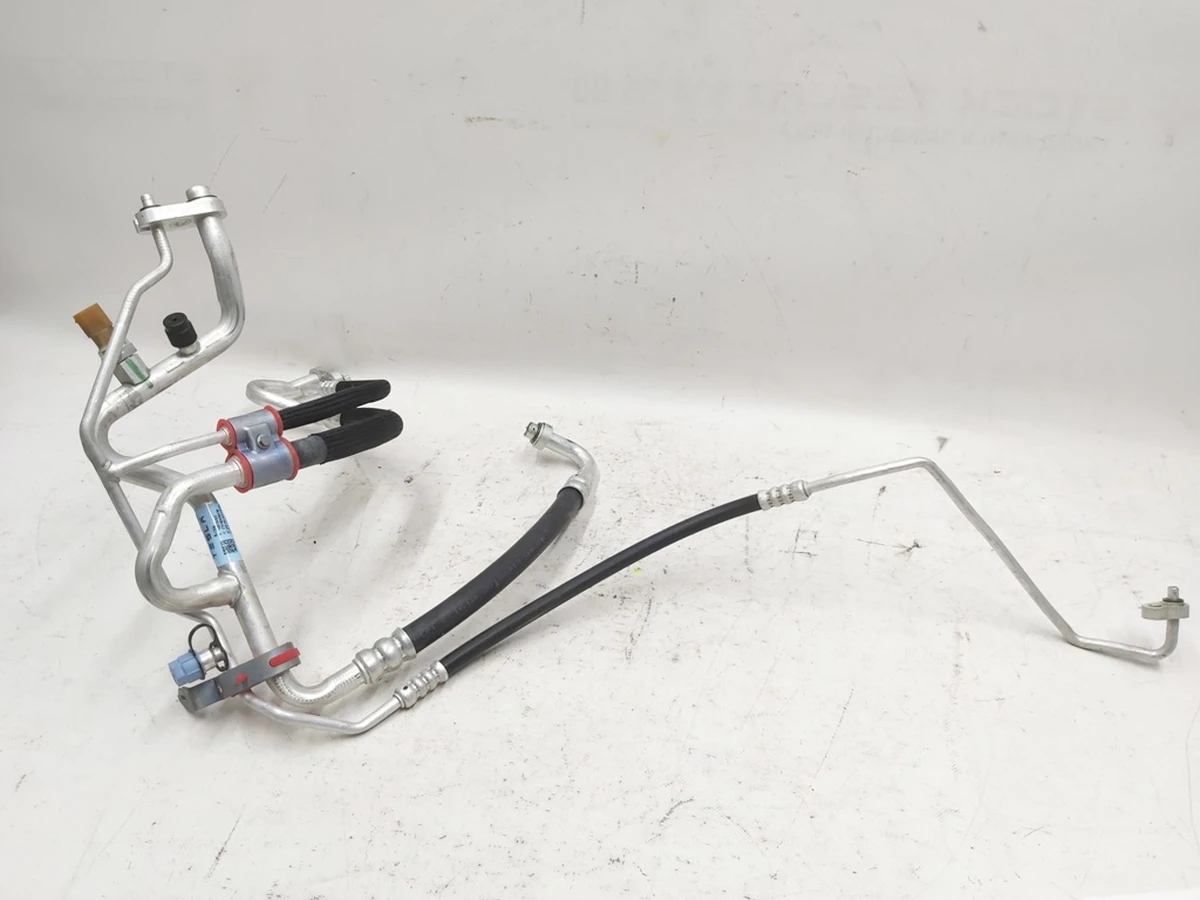 3 Трубопровід кондиціонера R134A Tesla model 3 1092156-00-E