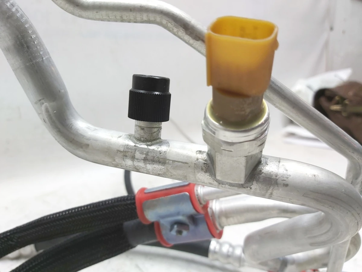 3 Трубопровід кондиціонера R134A Tesla model 3 1092156-00-E