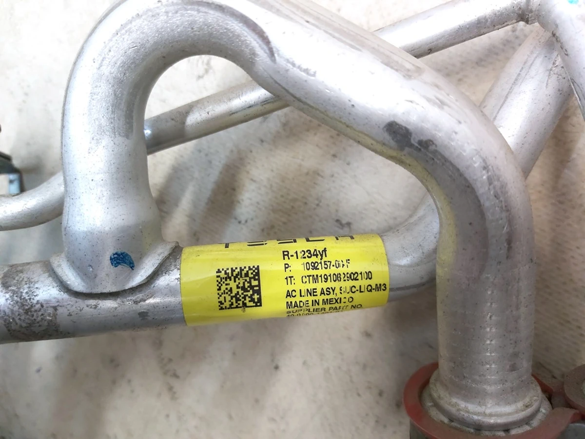 3 Трубопровід кондиціонера R1234YF з пошкодженням Tesla model 3 1092157-00-F