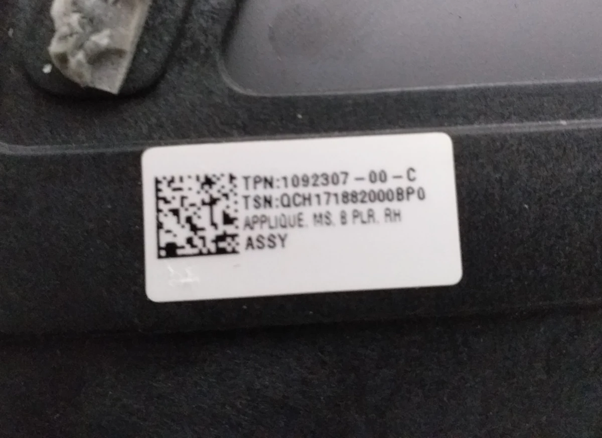 7 B-pillar pad outer right (glass) Tesla model S REST 1092307-00-G