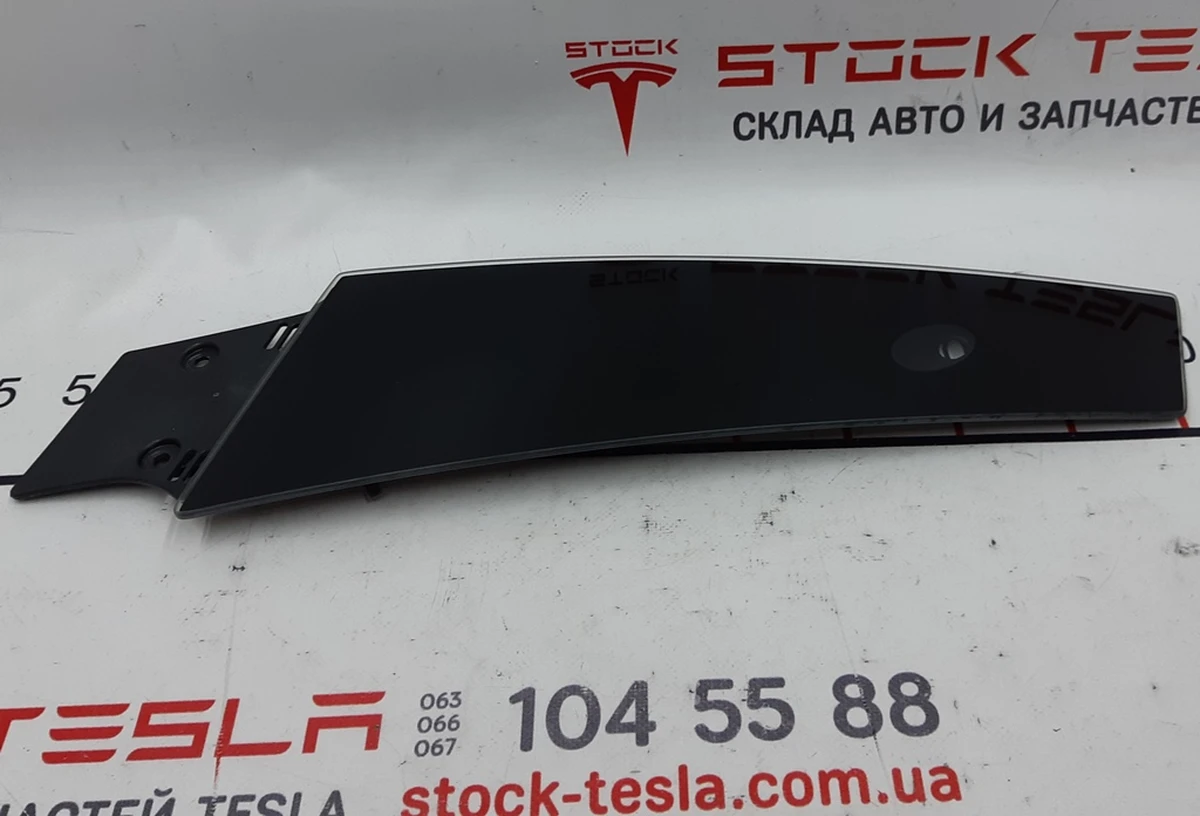 7 B-pillar pad outer right (glass) Tesla model S REST 1092307-00-G