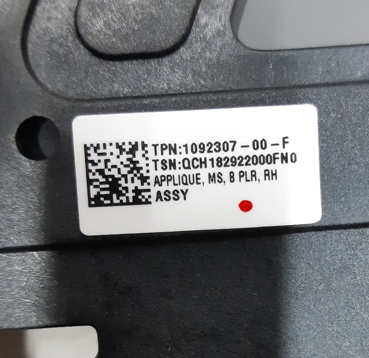 7 B-pillar pad outer right (glass) Tesla model S REST 1092307-00-G