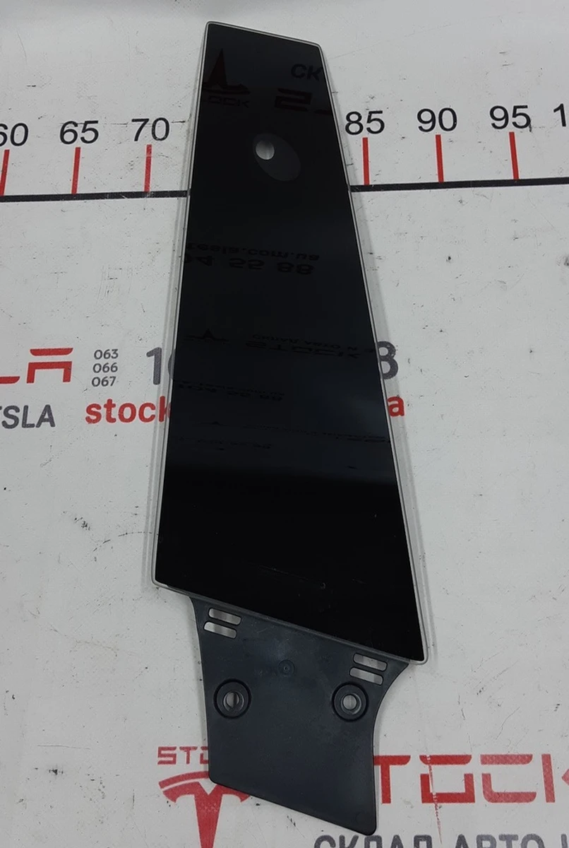 7 B-pillar pad outer right (glass) Tesla model S REST 1092307-00-G
