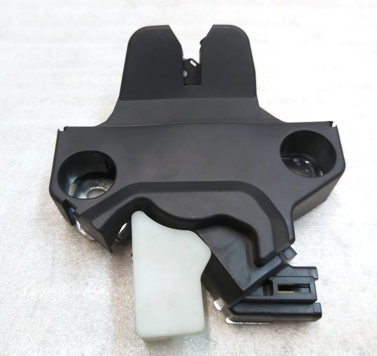 1 Замок багажника Tesla model 3 1092308-00-E