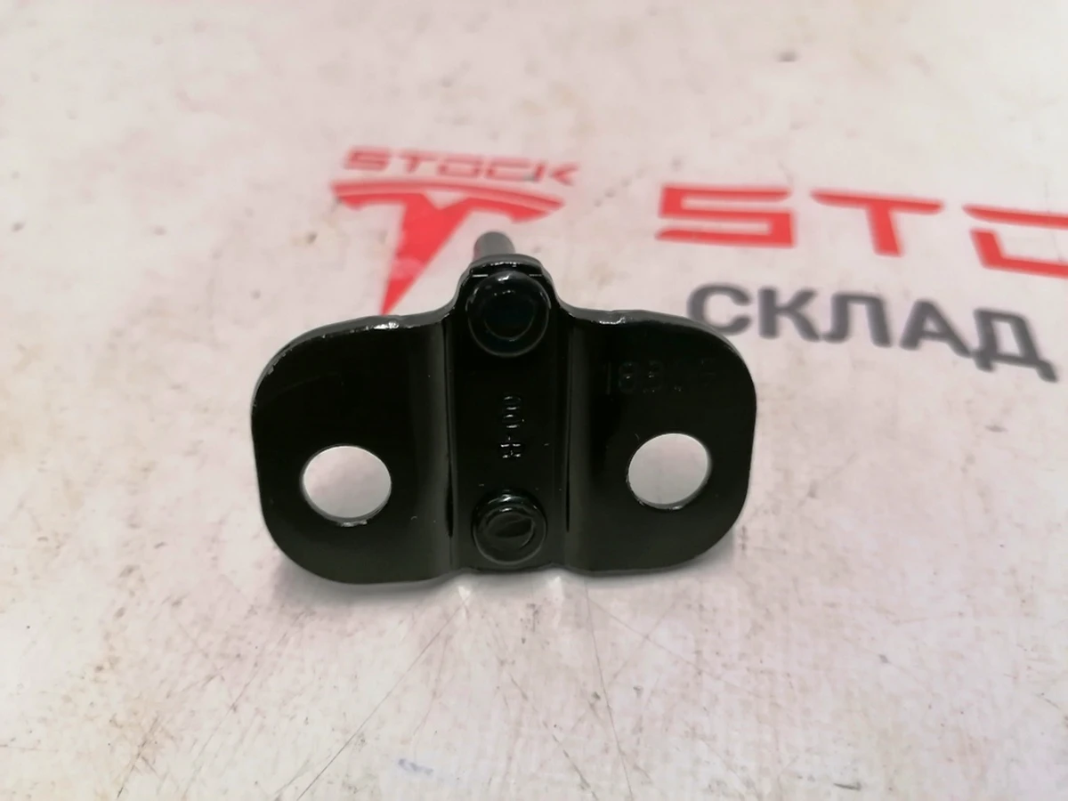 4 Петля закрытия крышки багажника Tesla model 3 1092309-00-B