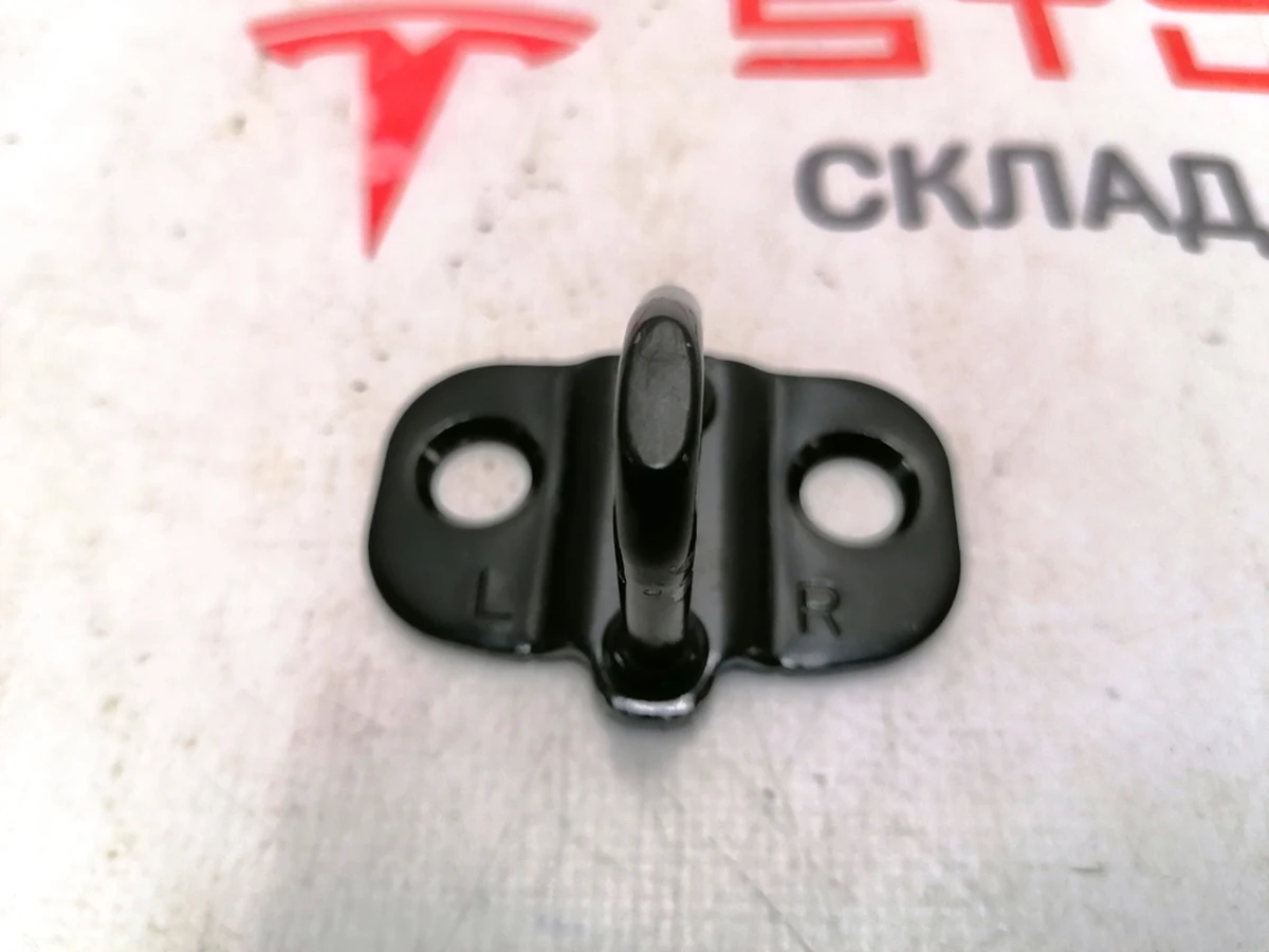 4 Петля закрытия крышки багажника Tesla model 3 1092309-00-B
