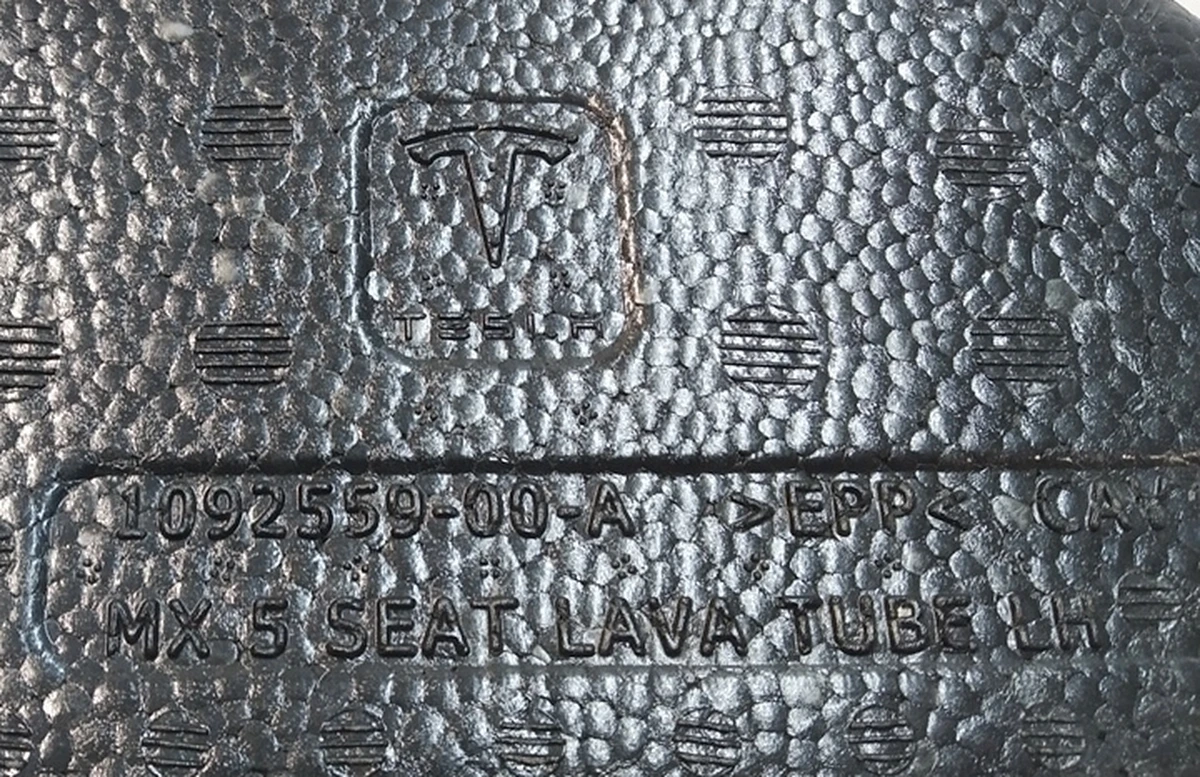 18 Упор настилу багажника (пінопласт) лівий 5 місць Tesla model X 1092559-00-B