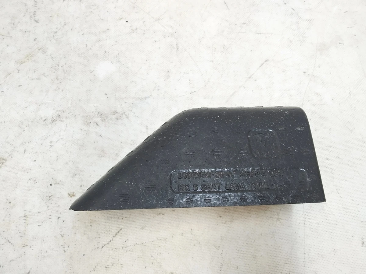 17 Упор настила багажника (пенопласт) правый 5 мест Tesla model X 1092560-00-A