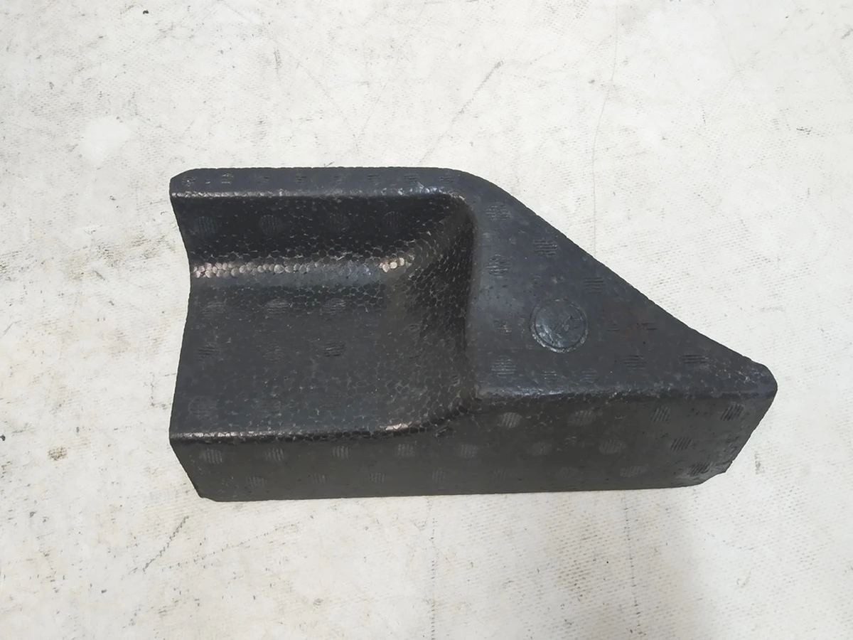 17 Упор настила багажника (пенопласт) правый 5 мест Tesla model X 1092560-00-A