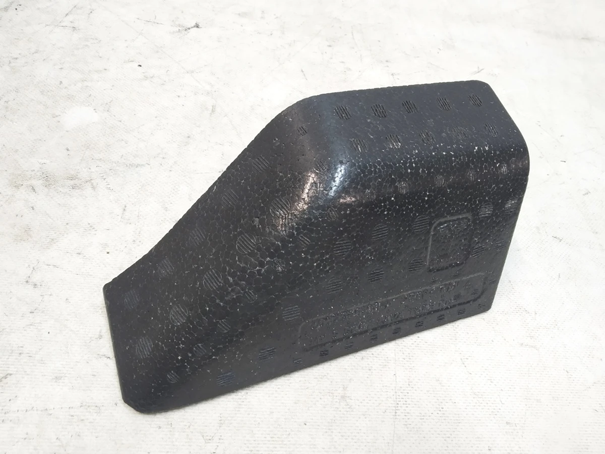 17 Упор настила багажника (пенопласт) правый 5 мест Tesla model X 1092560-00-A