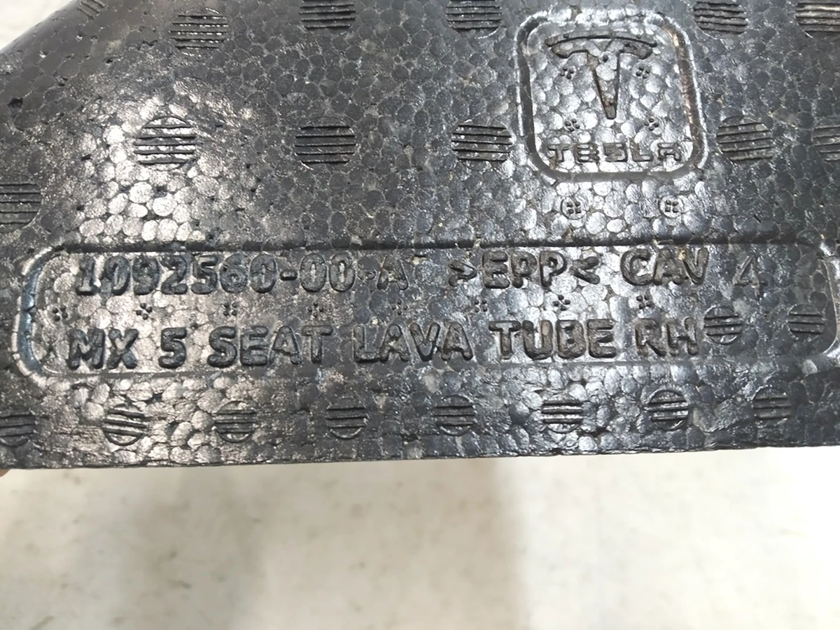 17 Упор настила багажника (пенопласт) правый 5 мест Tesla model X 1092560-00-A