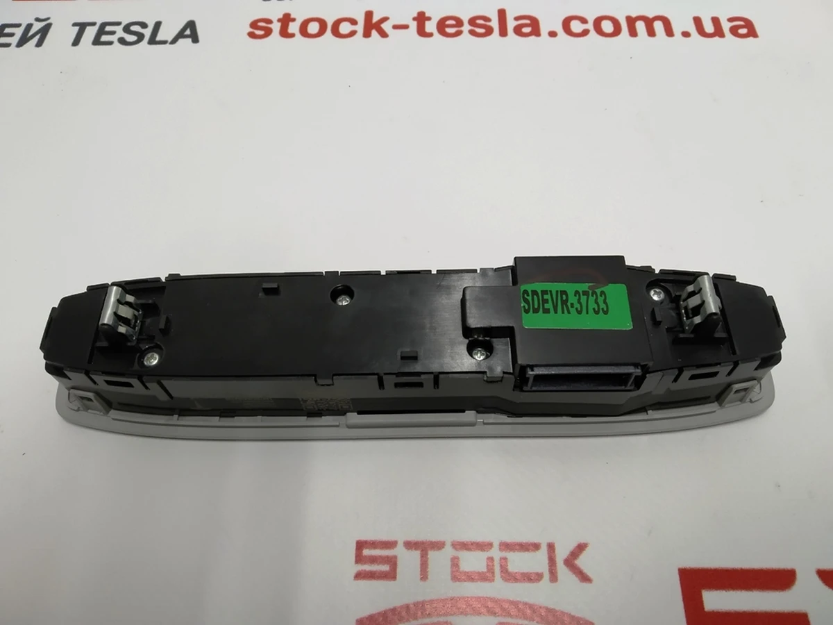4 Панель освещения с микрофоном и кнопкой аварийного сигнала передний (в сборе) Tesla model 3 1092573-00-K
