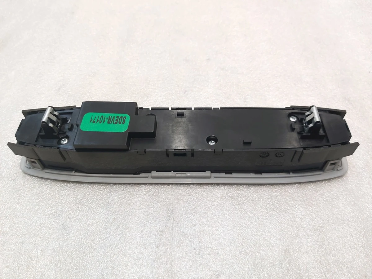 4 Панель освітлення з мікрофоном і кнопкою аварійного сигналу передній (в зборі) Tesla model 3 1092573-00-M