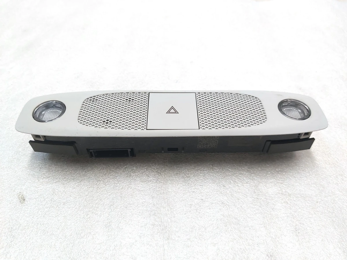 4 Панель освещения с микрофоном и кнопкой аварийного сигнала передний (в сборе) Tesla model 3 1092573-00-M