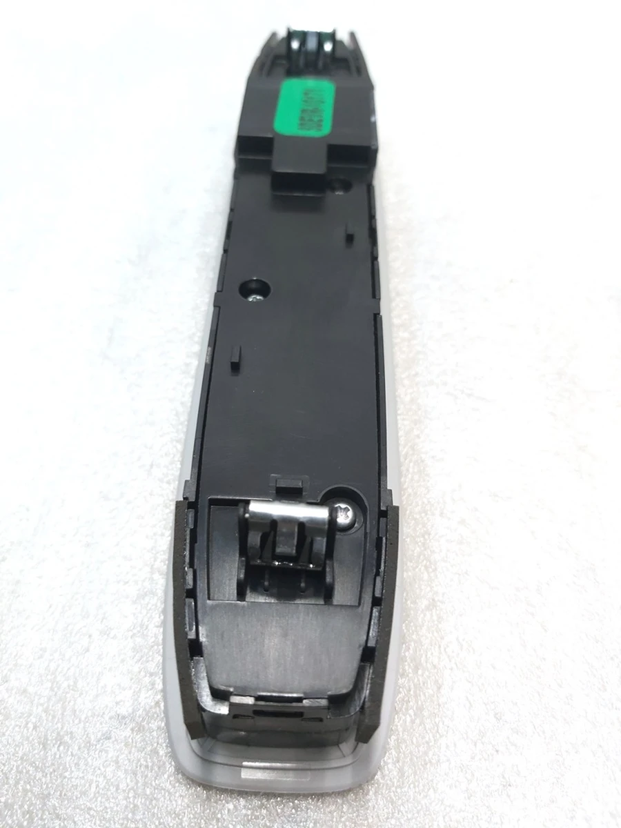 4 Панель освітлення з мікрофоном і кнопкою аварійного сигналу передній (в зборі) Tesla model 3 1092573-00-M