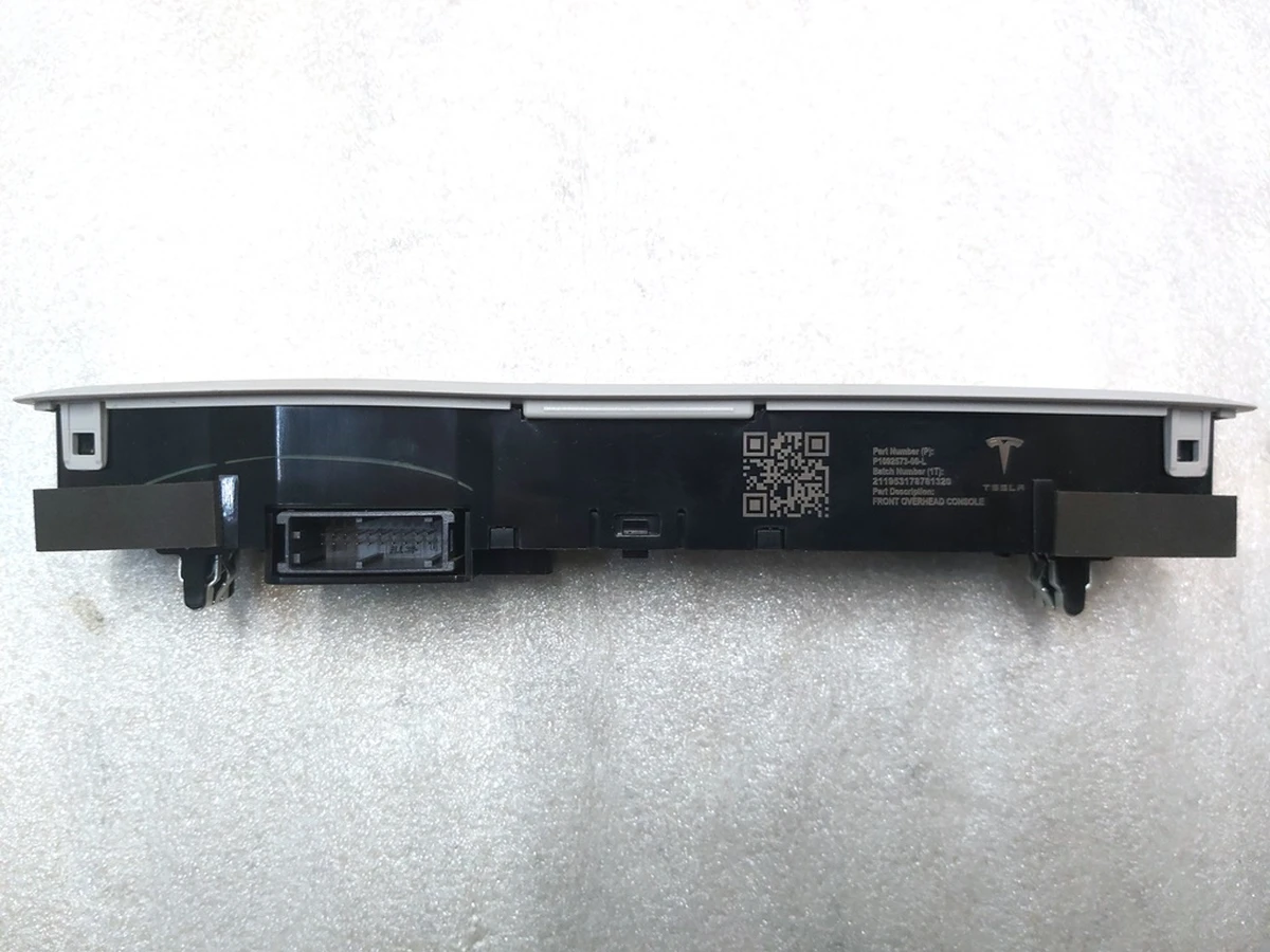 4 Панель освещения с микрофоном и кнопкой аварийного сигнала передний (в сборе) Tesla model 3 1092573-00-M