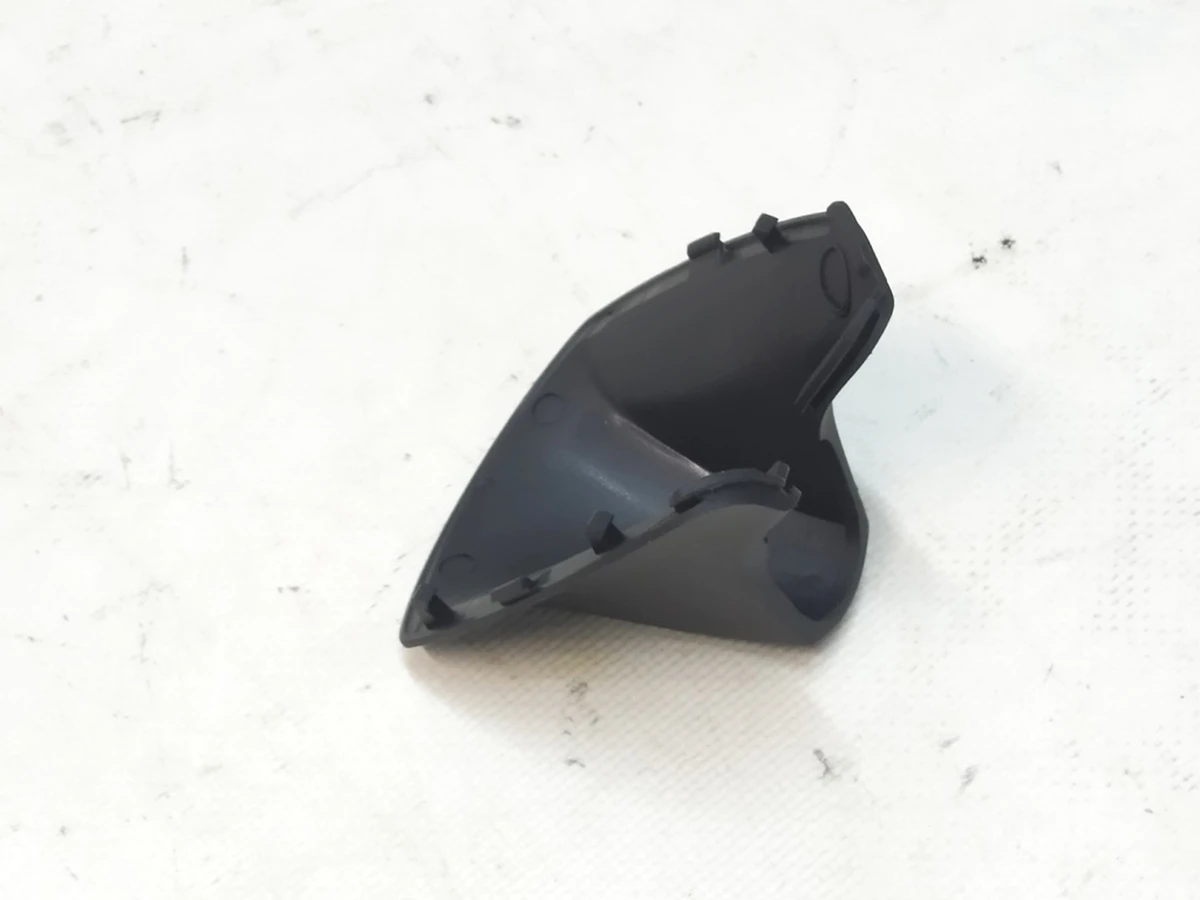 3 Облицювання кронштейна дзеркала заднього виду і камери TRIPLE нижня Tesla Model X 1092607-01-D