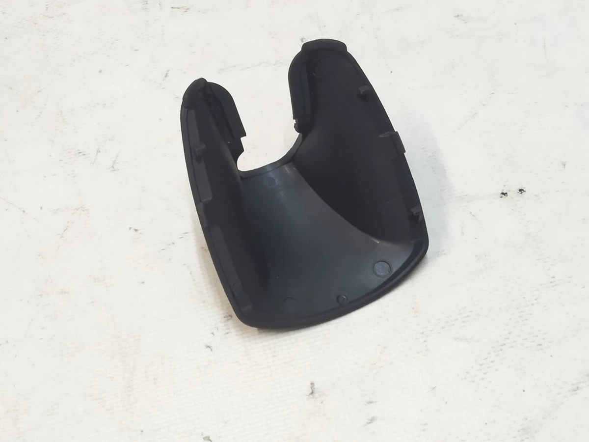 3 Облицювання кронштейна дзеркала заднього виду і камери TRIPLE нижня Tesla Model X 1092607-01-D