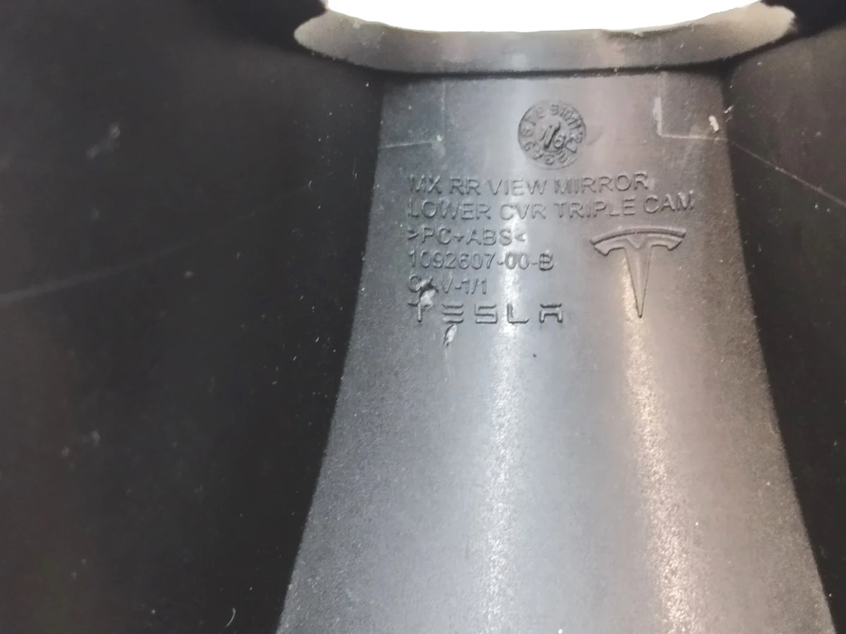 3 Облицювання кронштейна дзеркала заднього виду і камери TRIPLE нижня Tesla Model X 1092607-01-D
