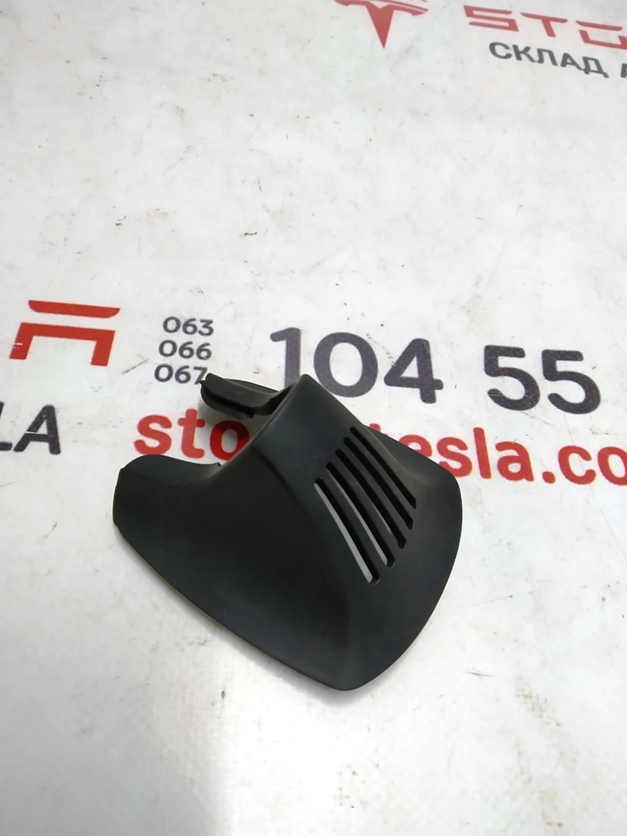 3 Облицювання кронштейна дзеркала заднього виду і камери TRIPLE нижня Tesla Model X 1092607-01-D