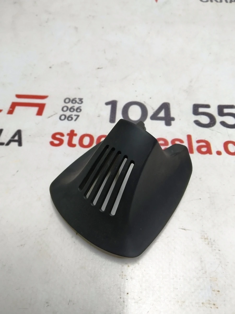 3 Облицювання кронштейна дзеркала заднього виду і камери TRIPLE нижня Tesla Model X 1092607-01-D