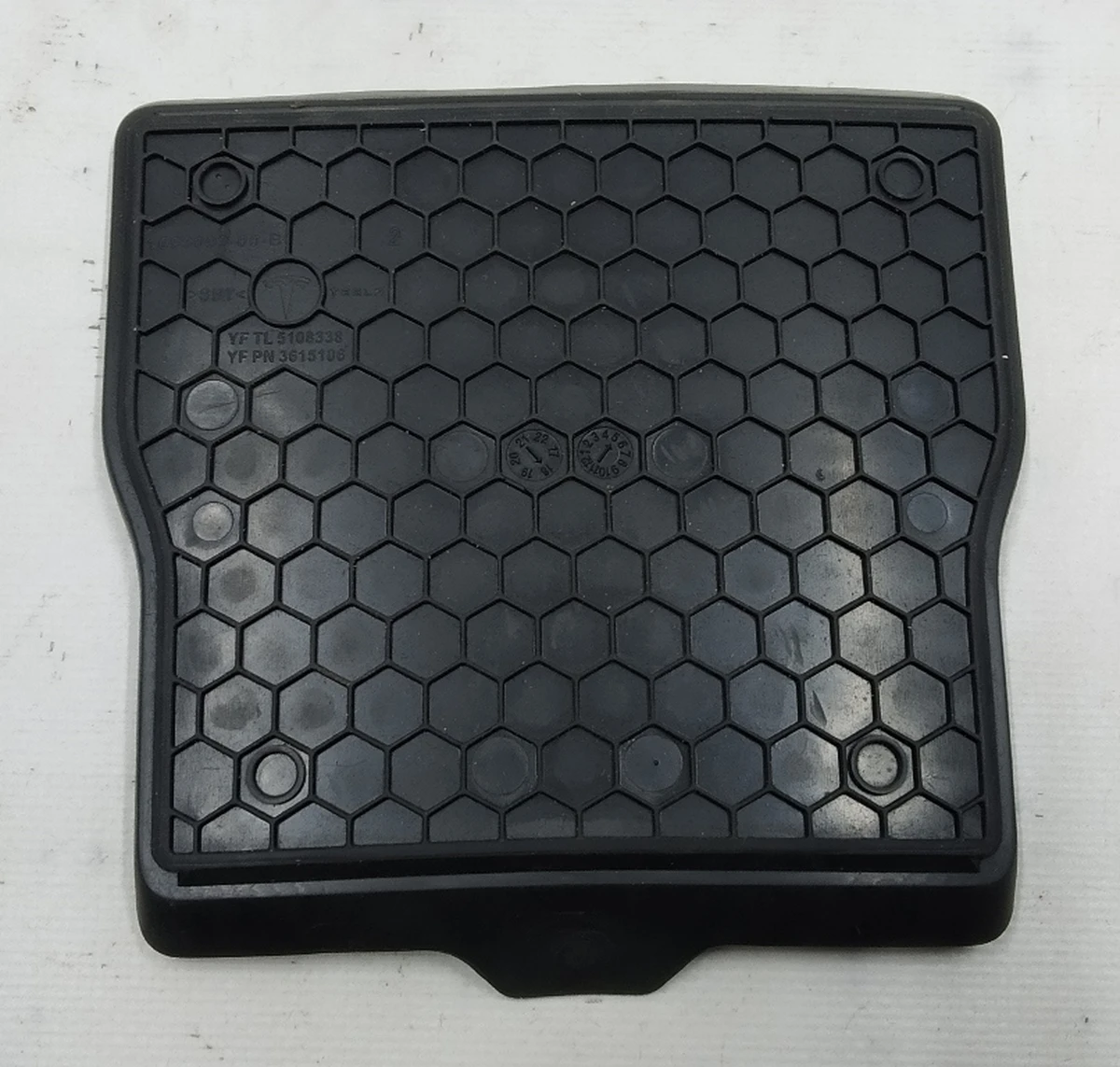 2 Килимок гумовий речового ящика центральної консолі Tesla Model 3, Model Y 1093093-00-B