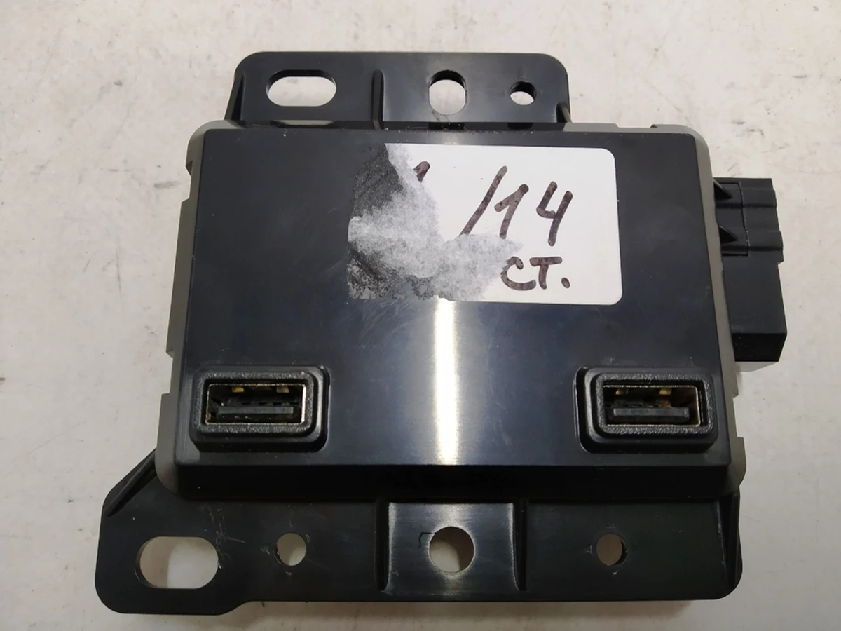 1 Блок USB, HUB CHARGER з пошкодженням Tesla model 3 1093295-00-A