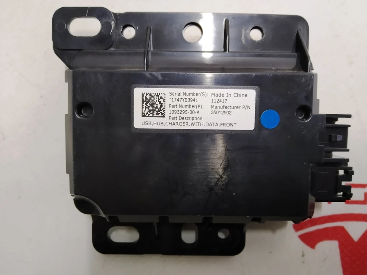 1 Блок USB, HUB CHARGER з пошкодженням Tesla model 3 1093295-00-A