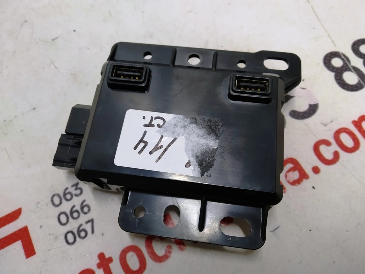 1 Блок USB, HUB CHARGER з пошкодженням Tesla model 3 1093295-00-A