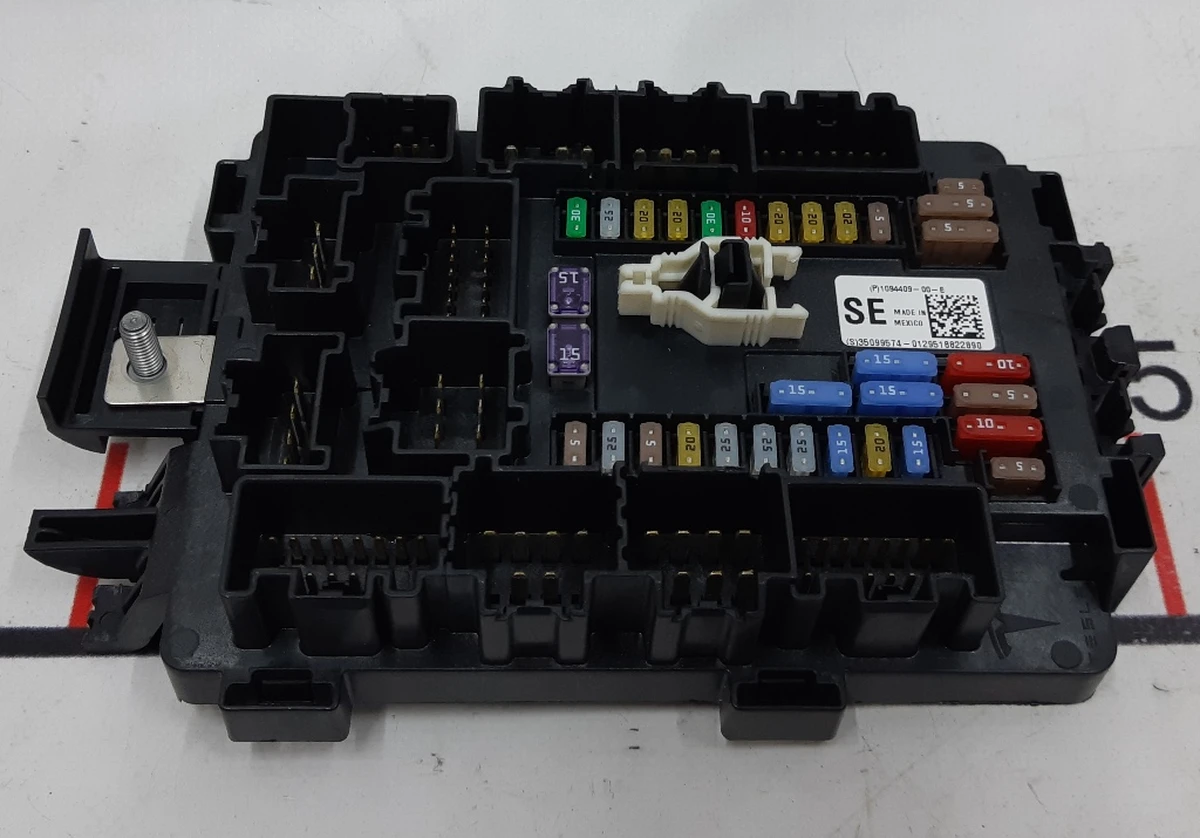 26 Блок запобіжників салону фронтальний Tesla Model S REST 1094409-00-E
