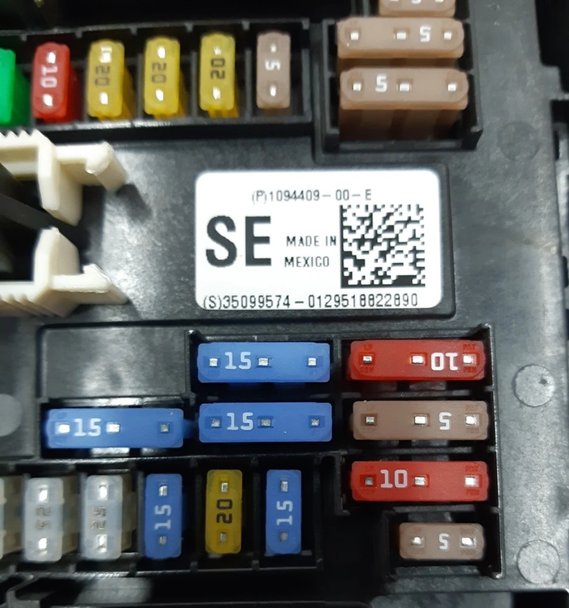 26 Блок запобіжників салону фронтальний Tesla Model S REST 1094409-00-E