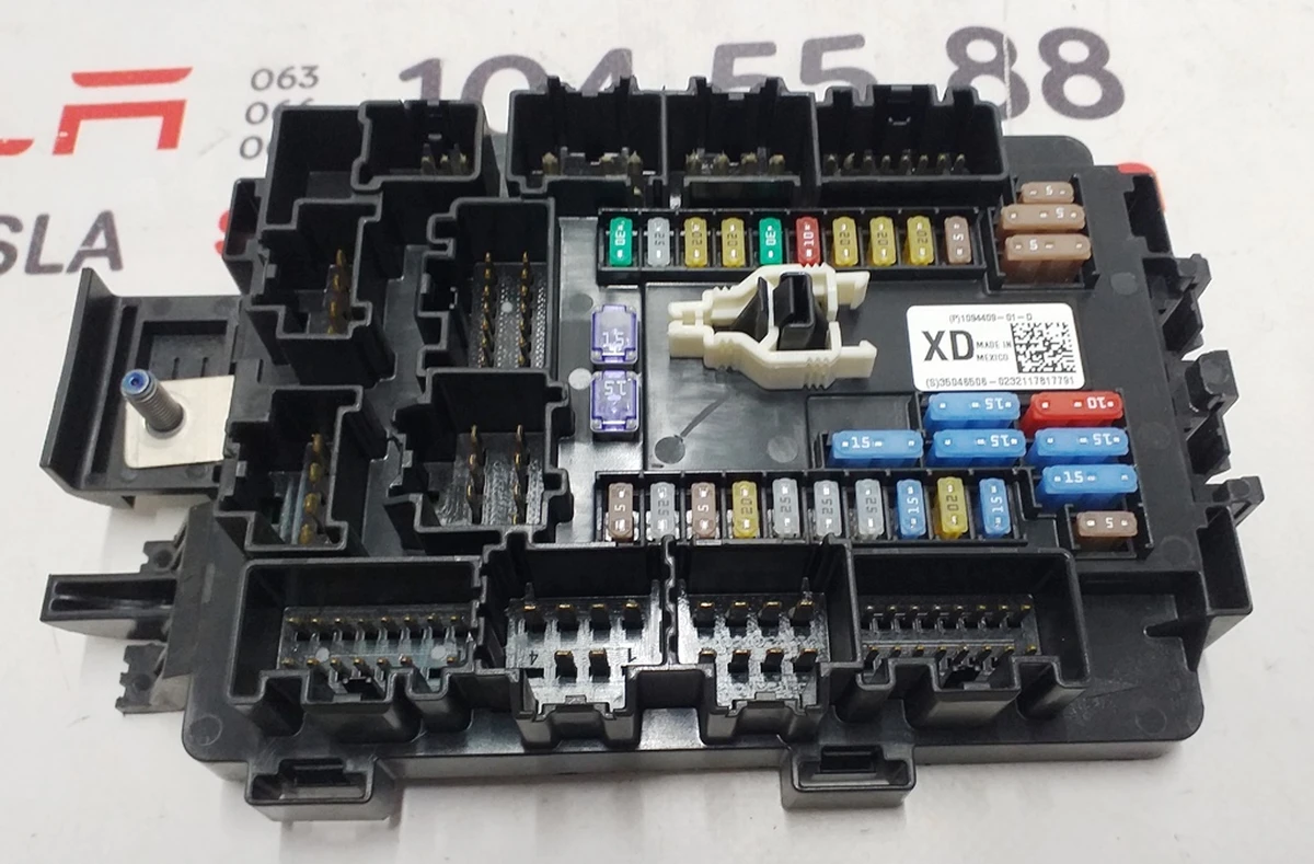21 Блок предохранителей салона фронтальный Tesla model X 1094409-01-E