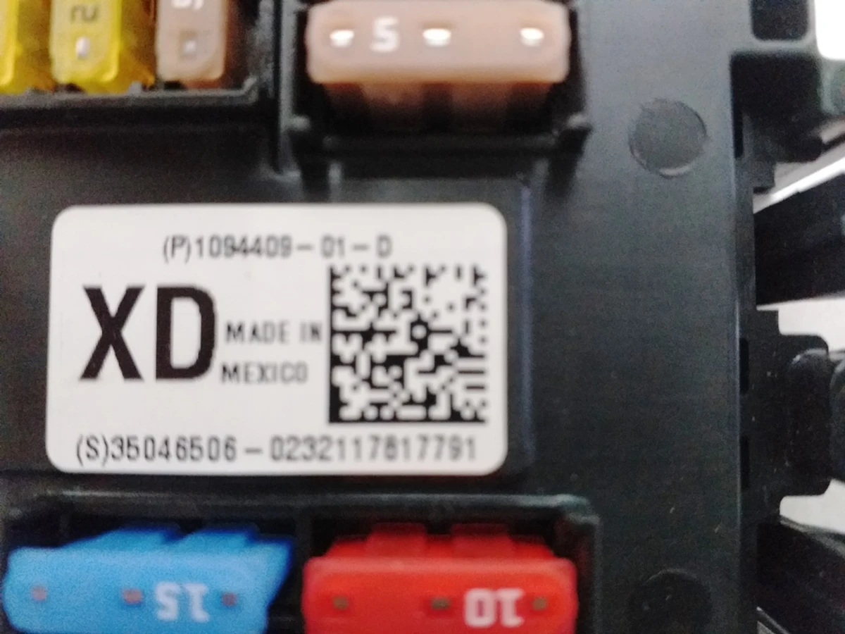 21 Блок предохранителей салона фронтальный Tesla model X 1094409-01-E
