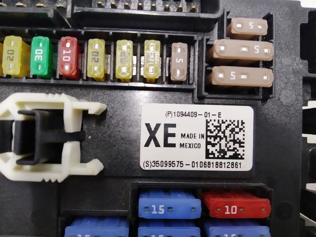 Блок предохранителей салона Tesla model X 1094409-01-E