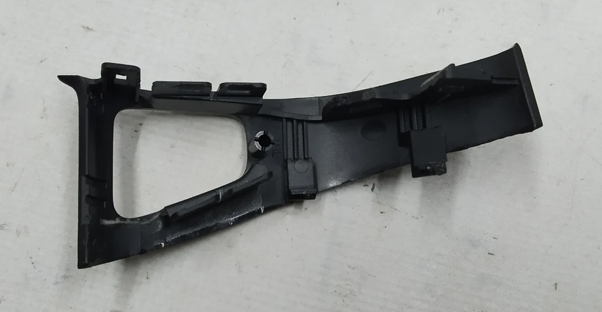 1 Декоративна накладка кнопки відкриття дверей задньої лівої (відламаний фіксуючий вусик) Tesla model 3 1090413-01-L