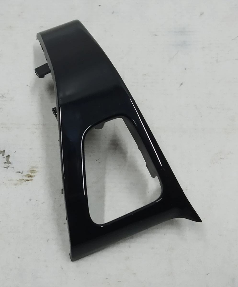 1 Декоративна накладка кнопки відкриття дверей задньої лівої (відламаний фіксуючий вусик) Tesla model 3 1090413-01-L